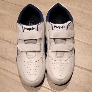 NWOT Propet Velcro Walking Sneaker